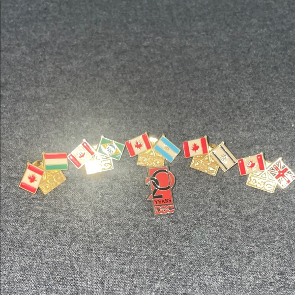 VTG assortment of lapel pins featuring the Canadian flag & Other countries - Picture 1 of 7